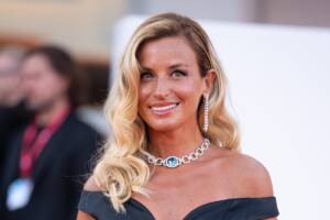 la direttrice d'orchestra Beatrice Venezi sorride in abiti eleganti