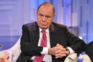 Bruno Vespa seduto in trasmissione