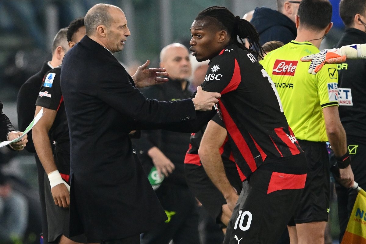l'allenatore del Milan Massimiliano Allegri discute con Leao