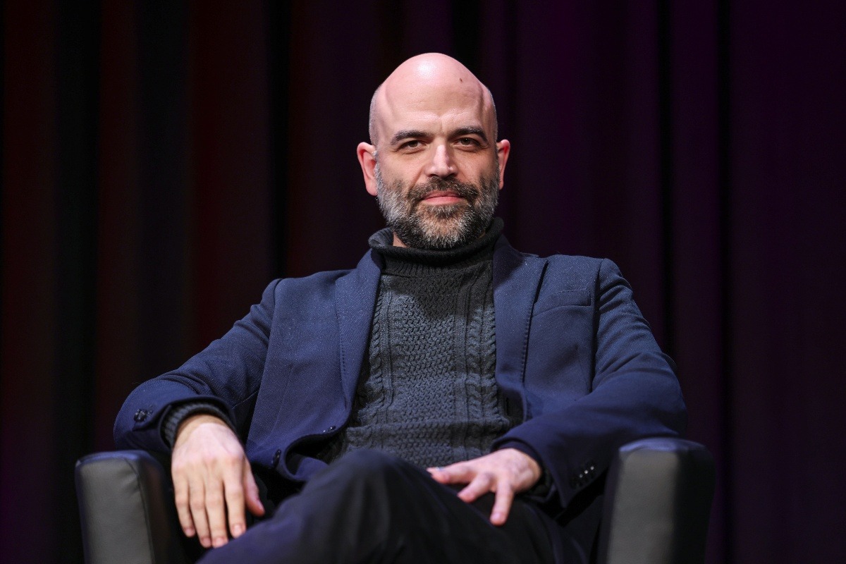 lo scrittore Roberto Saviano in abito scuro