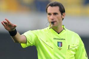 Andrea Gervasoni mentre arbitra una partita