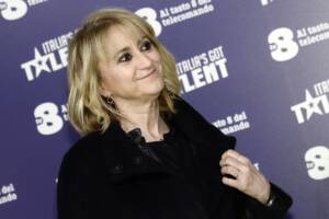 Luciana Littizzetto a mezzo busto con una giacca nera