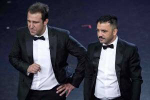 Pio e Amedeo in abito elegante