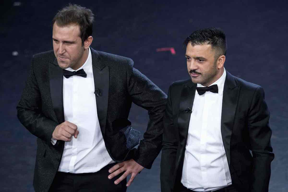 Pio e Amedeo in abito elegante