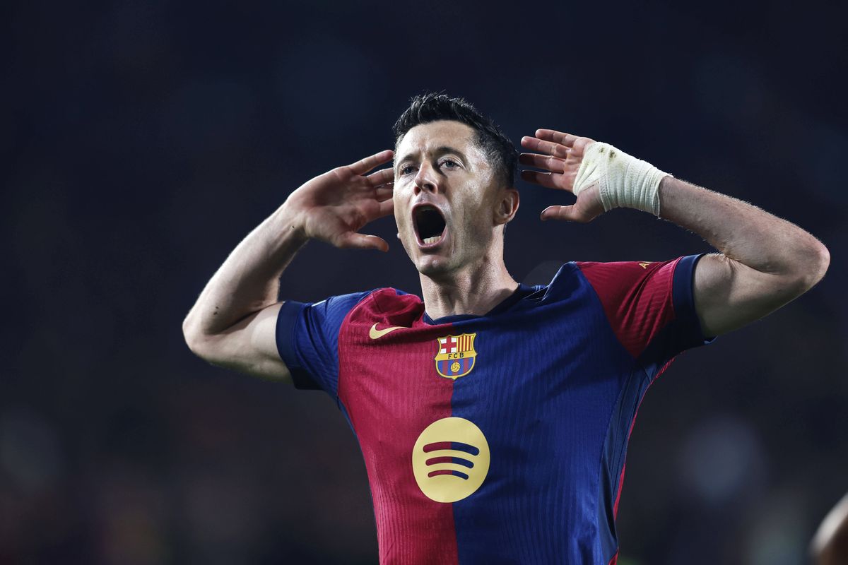 Robert Lewandowski esulta dopo un gol