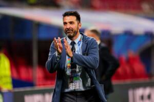 Gianluigi Buffon applaude con la Nazionale Italiana