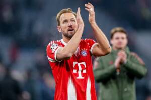 il bomber inglese del Bayern Monaco Harry Kane applaude al pubblico