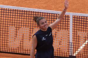 Jasmine Paolini saluta il pubblico dopo un match