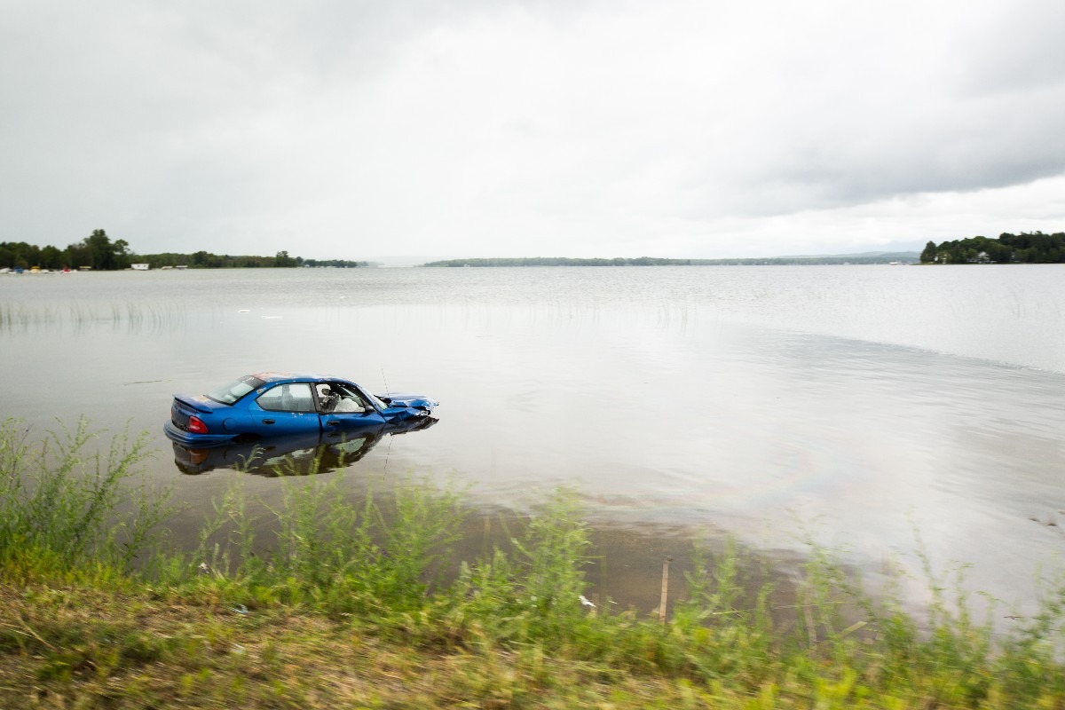 un'auto sommersa dall'acqua di un lago