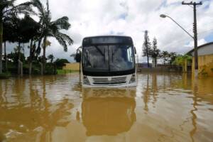 autobus immerso nell'acqua e nel fango