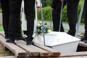 una bara bianca al cimitero