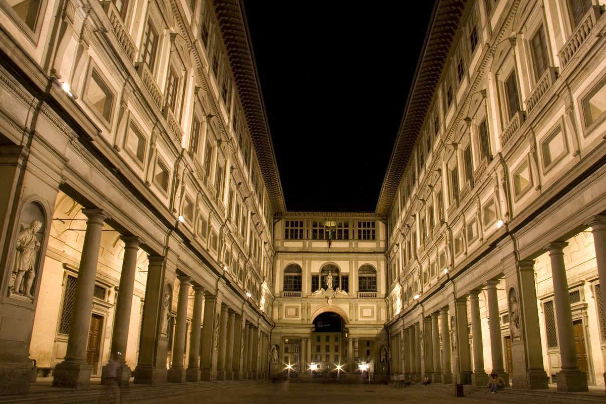 Gallerie Uffizi a Firenze in notturna