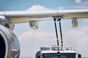 un aereo nelle fasi del rifornimento