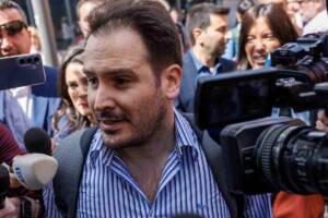 Andrea Sempio con una camicia davanti ai giornalisti
