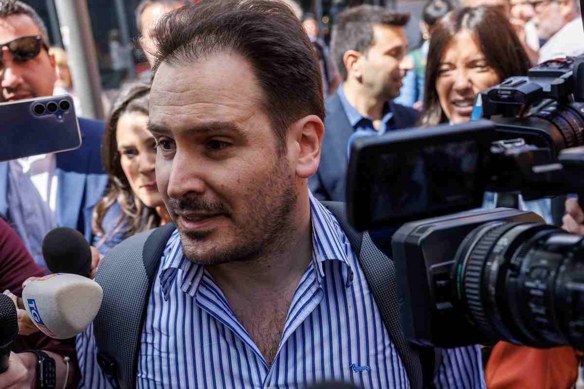 Andrea Sempio con una camicia davanti ai giornalisti