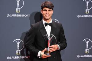 Carlos Alcaraz in abito elegante premiato al Laureus World Sports Awards 2026