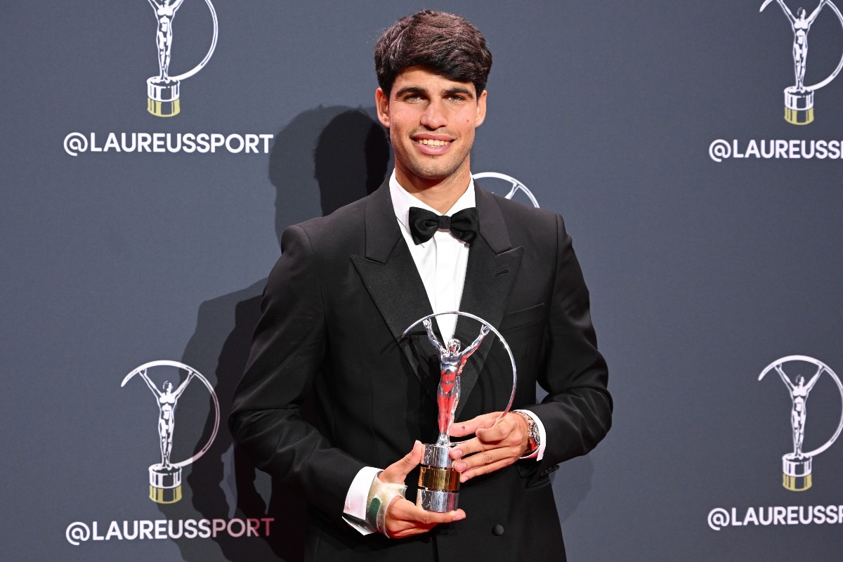 Carlos Alcaraz in abito elegante premiato al Laureus World Sports Awards 2026
