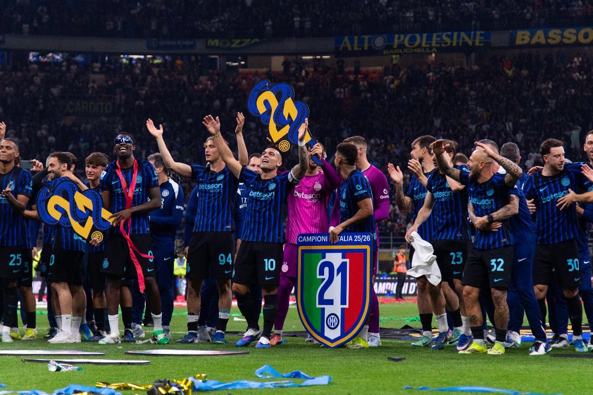 giocatori dell'Inter festeggiano a San Siro lo scudetto numero 21