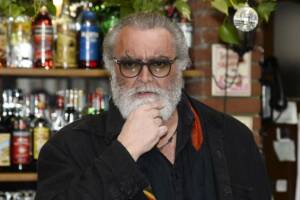 Diego Abatantuono con la mano sulla barba