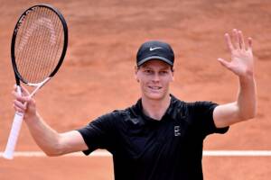 Jannik Sinner agli Internazionali di Roma 2026 saluta il pubblico