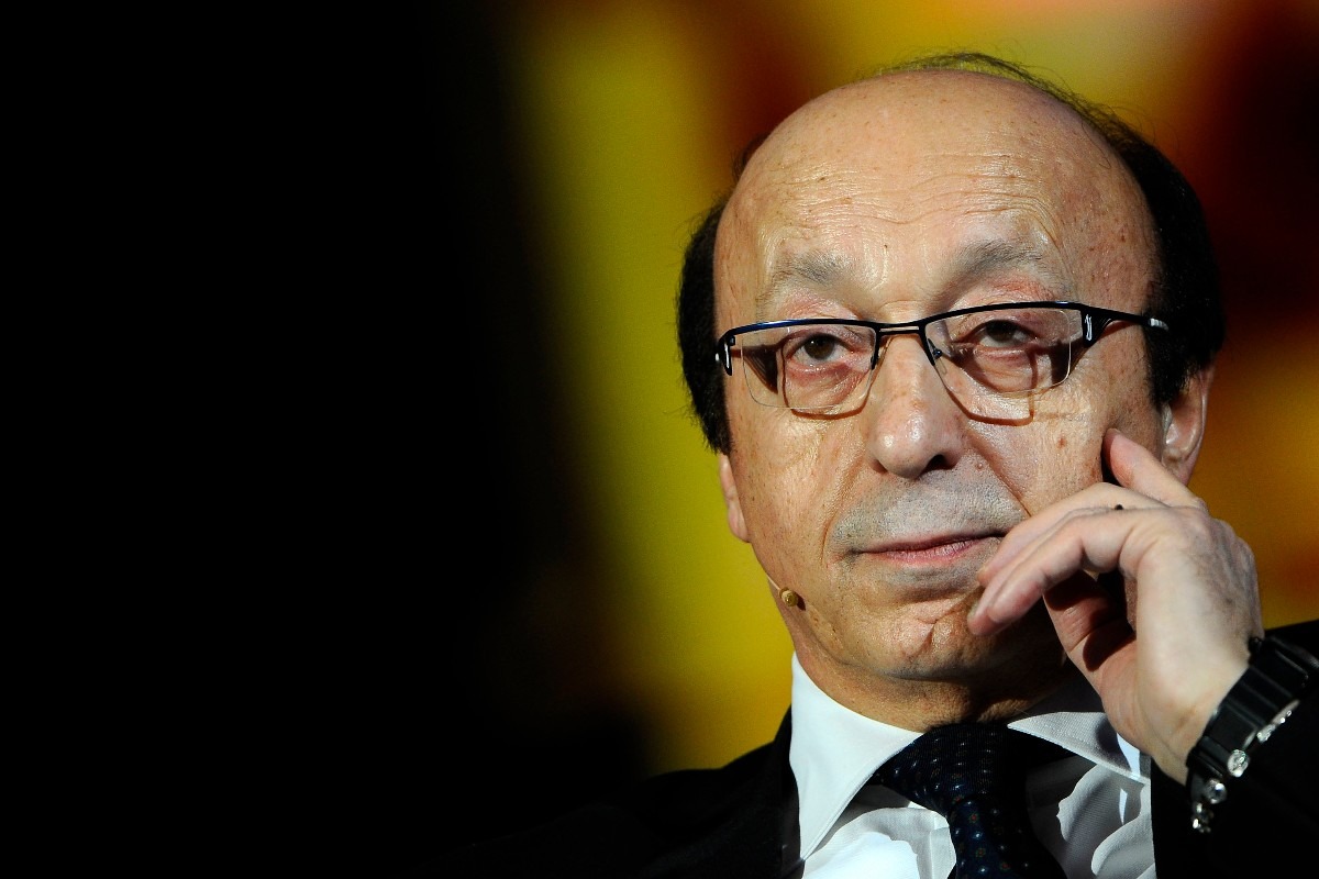 primo piano di Luciano Moggi con gli occhiali e la mano sul volto