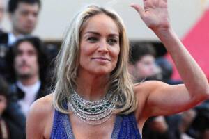 Sharon Stone saluta il pubblico ad un evento