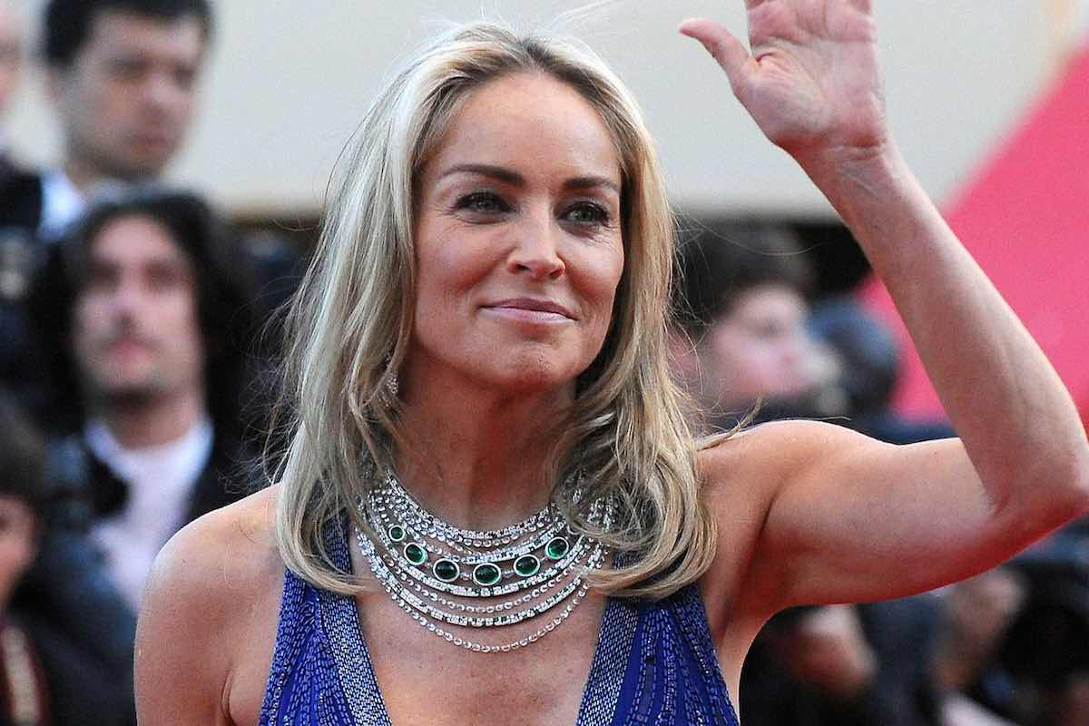 Sharon Stone saluta il pubblico ad un evento