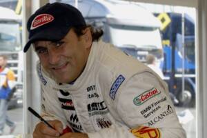 Alex Zanardi sorridente con il cappellino in testa