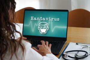 medico controlla dati sull'Hantavirus