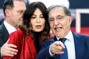 Ignazio La Russa insieme a Daniela Santanchè indicano qualcosa