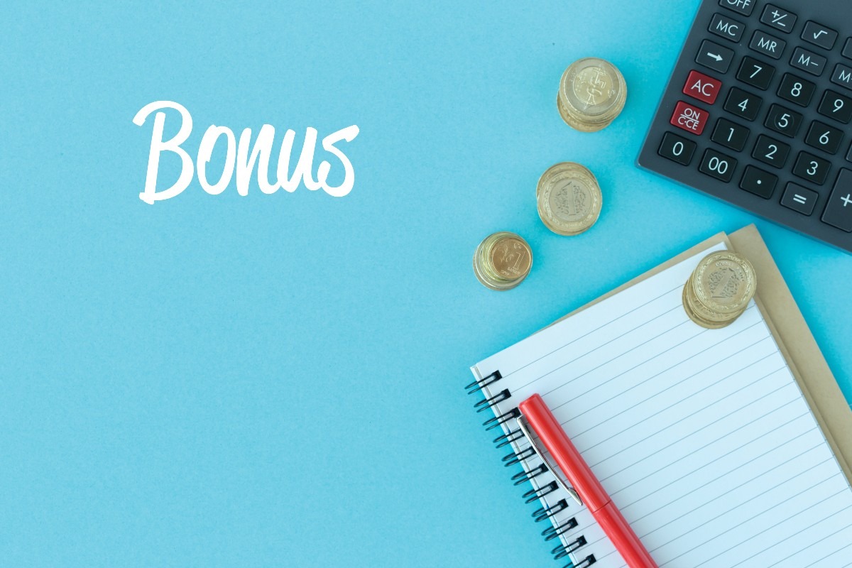 monete, carta, penna e calcolatrice per un bonus
