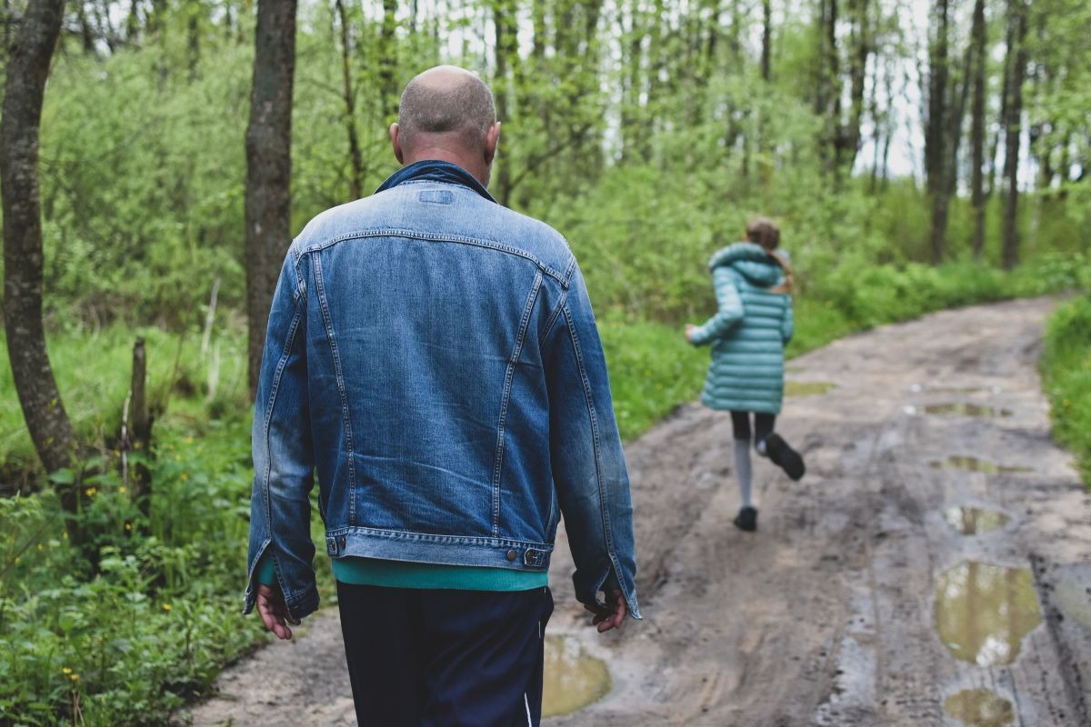 un uomo insegue una bambina nel bosco