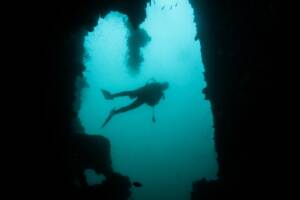 un subacqueo in mare durante un'immersione