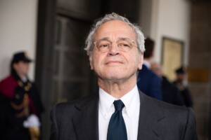 primo piano del giornalista Enrico Mentana con gli occhiali durante un evento alla Scala di Milano