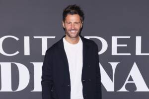 il conduttore di Temptation Island Filippo Bisciglia con una maglia bianca