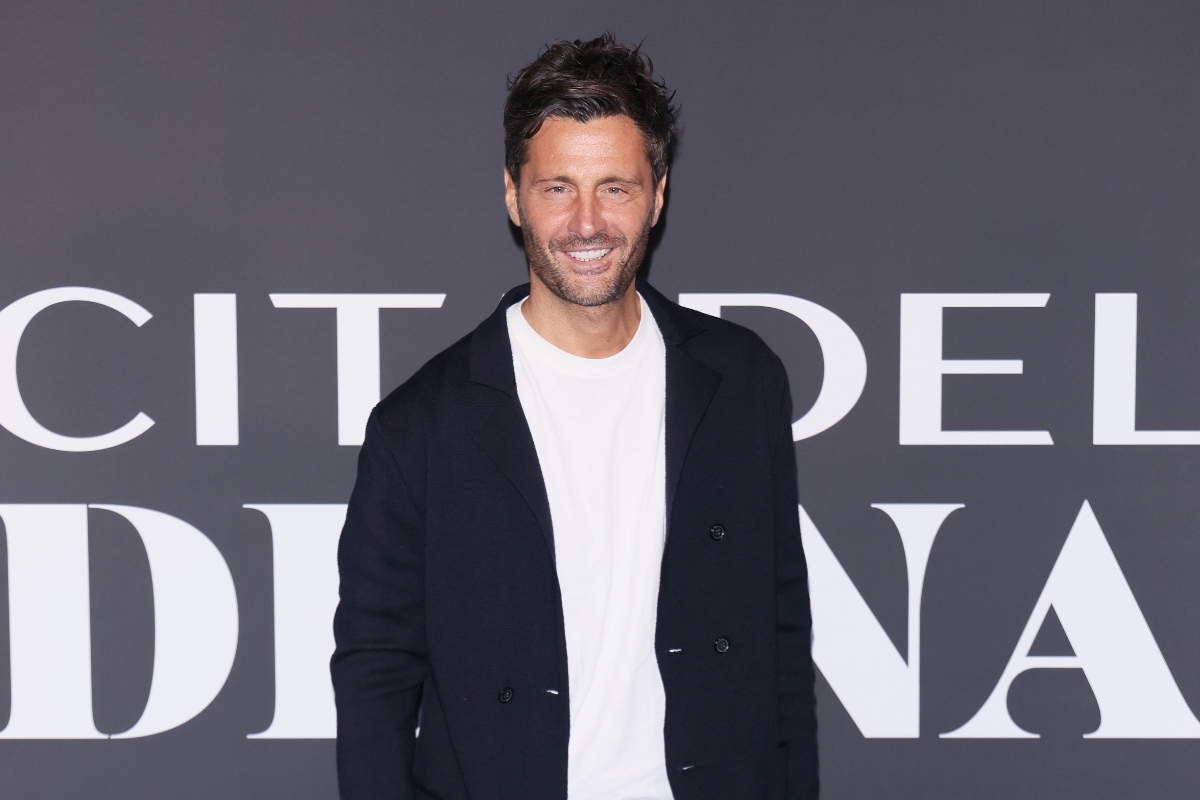il conduttore di Temptation Island Filippo Bisciglia con una maglia bianca