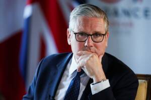 Keir Starmer con gli occhiali e la mano sulla bocca