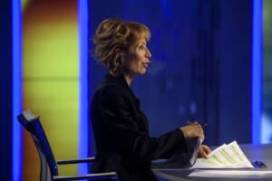 la giornalista Lilli Gruber di profilo conduce Otto e mezzo su La7