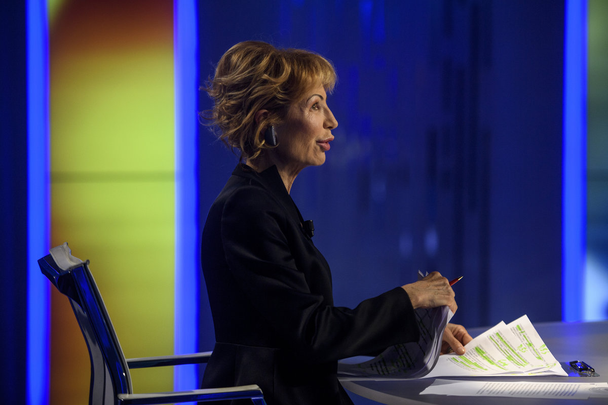 la giornalista Lilli Gruber di profilo conduce Otto e mezzo su La7