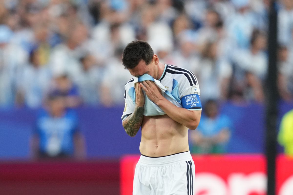 Lionel Messi si asciuga le lacrime dopo il gol al Mondiale 2026 con l'Argentina