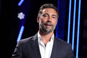 primo piano di Vittorio Brumotti con una giacca e una camicia bianca