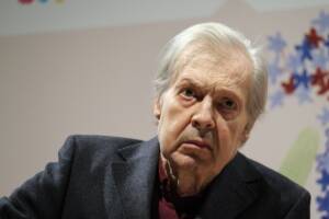 Vittorio Sgarbi con uno sguardo serio dopo il periodo di depressione