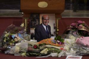 una foto dei funerali di Umberto Veronesi