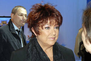 la cantante Orietta Berti con una giacca nera