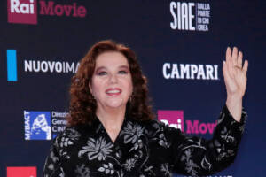 l'attrice Stefania Sandrelli saluta con la mano sinistra alzata