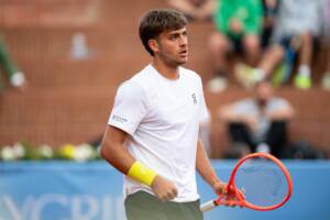 Flavio Cobolli durante un match di tennis con la racchetta in mano