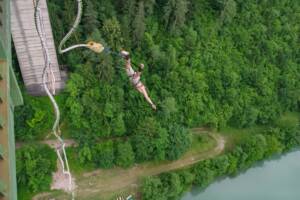 una persona che fa bungee jumping