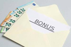una busta con la scritta bonus e delle banconote in euro