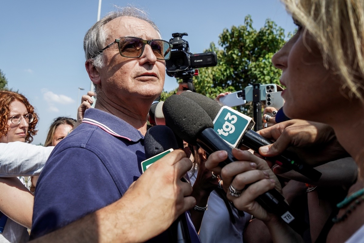 Mario Roggero mentre entra in carcere a Bollate e viene intervistato dai giornalisti