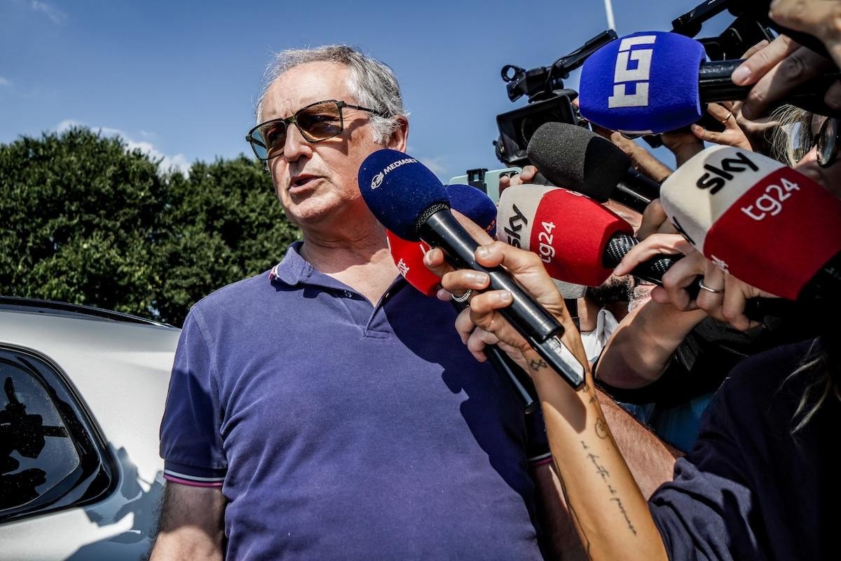 Mario Roggero entra in carcere a Bollate e viene intervistato dai giornalisti